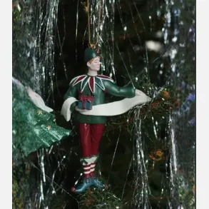 julefigur fra Konges Sl�jd - lille drengefigur i gr�n og r�d med gave i h�ndere, h�ngende som pynt p� et juletr�